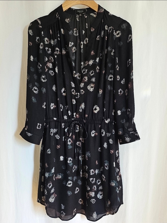 Aritzia Dresses & Skirts - Aritzia Babaton Long Sleeve Silk Bennett Dress - Black & Pattern